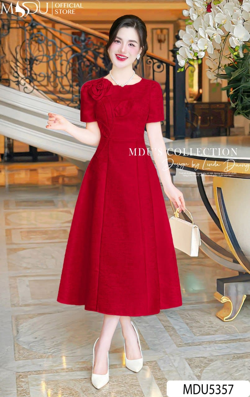 Váy Thiết Kế MDU5357 Tafta Vân Gỗ Đỏ Ruby Dài Xòe Cổ Tròn Hoa 3D Thanh Lịch Và Quyền Lực 25 Váy Thiết Kế MDU5357