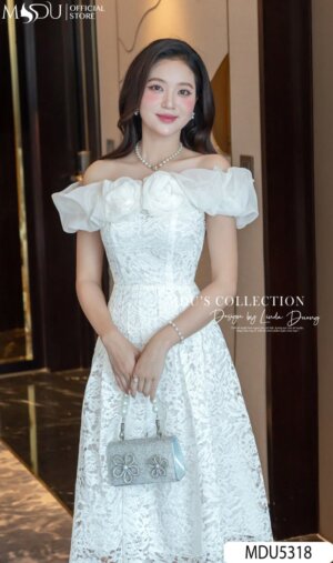 Alternative view of Váy Thiết Kế MDU5318 Ren Hoa Nổi & Tơ Organza Trắng Dáng Xòe Midi Vai Trễ Bồng Bềnh Thanh Khiết