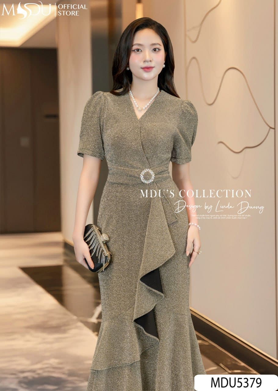 Váy Thiết Kế MDU5379 Vải Nhũ Kim Sa Vàng Kim Tuyến Dáng Ôm Thanh Lịch Đai Đá & Bèo Xếp Tầng Tôn Dáng 4 Váy Thiết Kế MDU5379 Vải Nhũ Kim Sa Vàng Kim Tuyến Dáng Ôm Thanh Lịch Đai Đá & Bèo Xếp Tầng Tôn Dáng - Ảnh 2