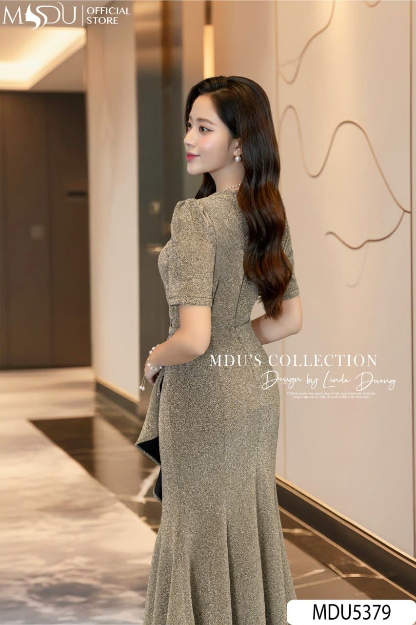 Váy Thiết Kế MDU5379 Vải Nhũ Kim Sa Vàng Kim Tuyến Dáng Ôm Thanh Lịch Đai Đá & Bèo Xếp Tầng Tôn Dáng 5 Váy Thiết Kế MDU5379 Vải Nhũ Kim Sa Vàng Kim Tuyến Dáng Ôm Thanh Lịch Đai Đá & Bèo Xếp Tầng Tôn Dáng - Ảnh 3