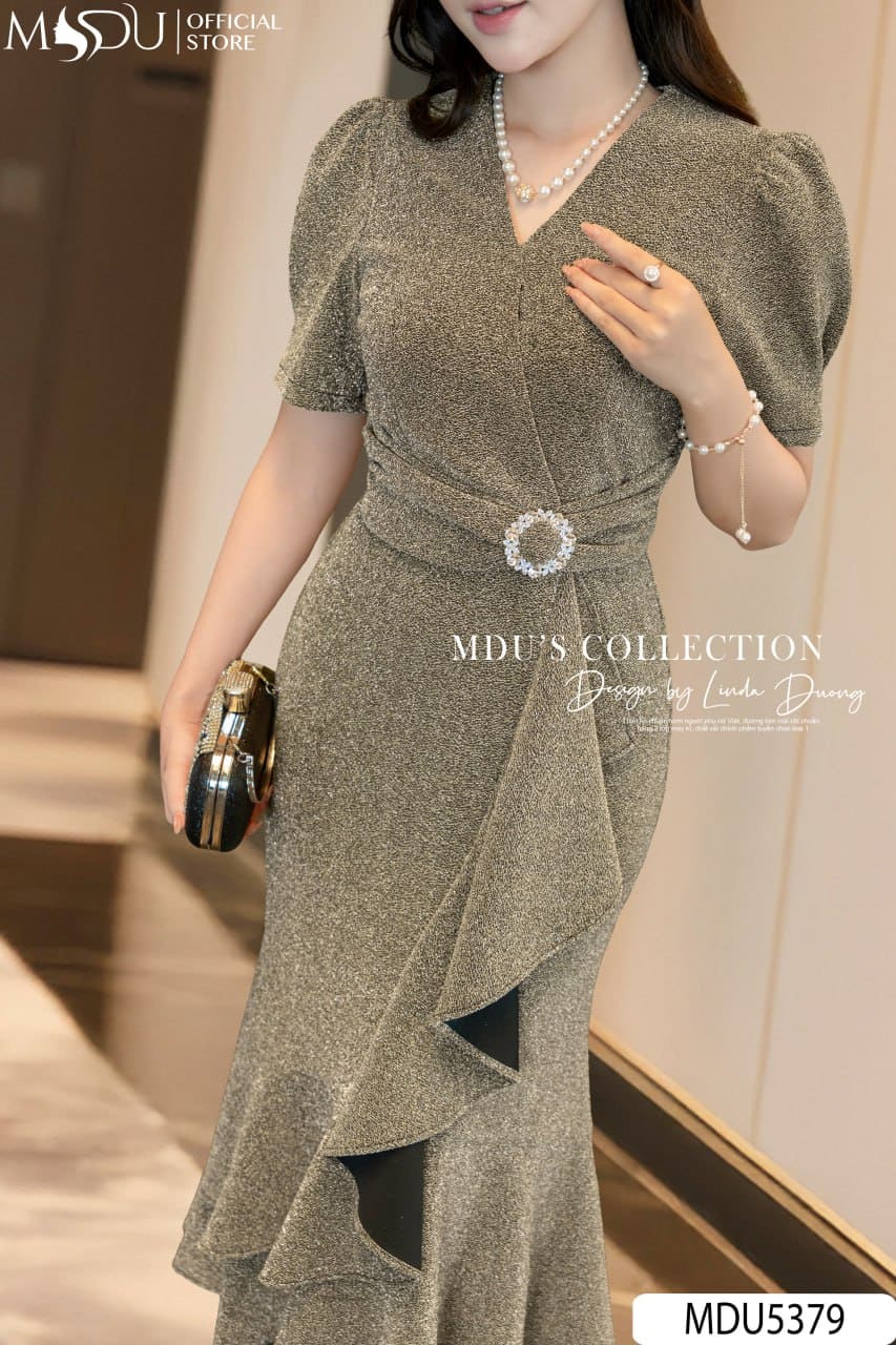 Váy Thiết Kế MDU5379 Vải Nhũ Kim Sa Vàng Kim Tuyến Dáng Ôm Thanh Lịch Đai Đá & Bèo Xếp Tầng Tôn Dáng 6 Váy Thiết Kế MDU5379 Vải Nhũ Kim Sa Vàng Kim Tuyến Dáng Ôm Thanh Lịch Đai Đá & Bèo Xếp Tầng Tôn Dáng - Ảnh 4