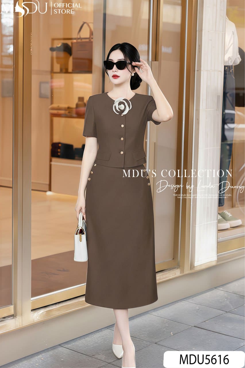 Set Thiết Kế MDU5616 Text Gân Nâu Cao Cấp Hoa Đính Cổ – Thanh Lịch Và Quyền Lực