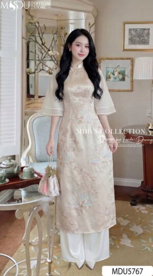 Áo Dài Thiết Kế MDU5767 Gấm Kem Ép Mùng Hoa Văn Tinh Tế Cổ Cách Điệu Đính Ngọc Thanh Lịch