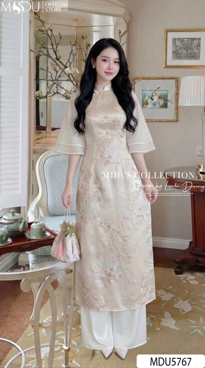 Áo Dài Thiết Kế MDU5767 Gấm Kem Ép Mùng Hoa Văn Tinh Tế Cổ Cách Điệu Đính Ngọc Thanh Lịch