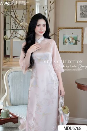 Alternative view of Áo Dài Thiết Kế MDU5768 Gấm Hồng Nhạt Ép Mùng Hoa Văn Tinh Tế Cổ Cách Điệu Đính Ngọc Thanh Lịch