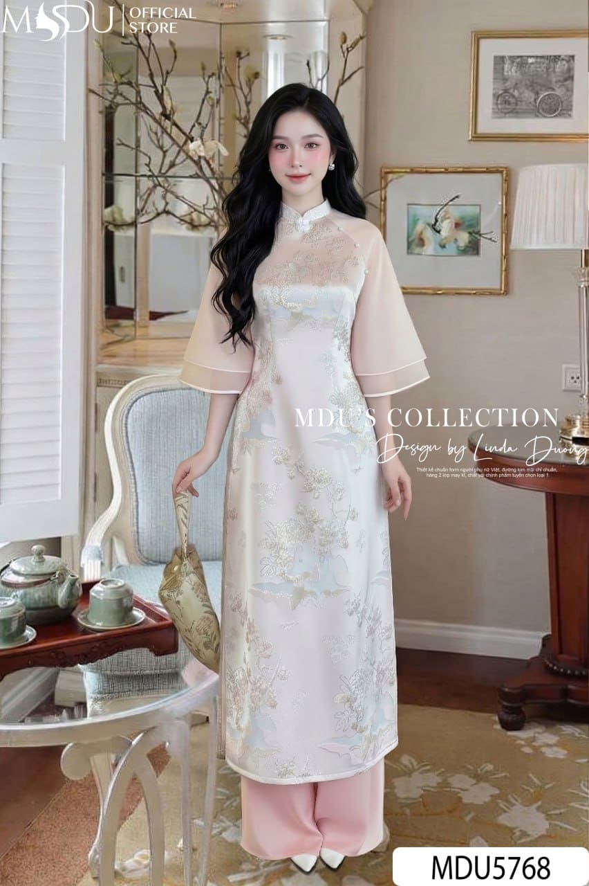 Áo Dài Thiết Kế MDU5768 Gấm Hồng Nhạt Ép Mùng Hoa Văn Tinh Tế Cổ Cách Điệu Đính Ngọc Thanh Lịch