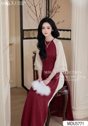 Alternative view of Áo Dài Thiết Kế MDU5771 Gấm Đỏ Hoa Văn Chìm Cổ Tròn Thanh Lịch Tay Tơ Óng Trắng Duyên Dáng