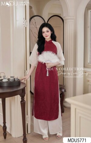 Áo Dài Thiết Kế MDU5771 Gấm Đỏ Hoa Văn Chìm Cổ Tròn Thanh Lịch Tay Tơ Óng Trắng Duyên Dáng