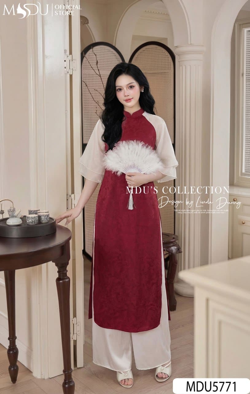 Áo Dài Thiết Kế MDU5771 Gấm Đỏ Hoa Văn Chìm Cổ Tròn Thanh Lịch Tay Tơ Óng Trắng Duyên Dáng