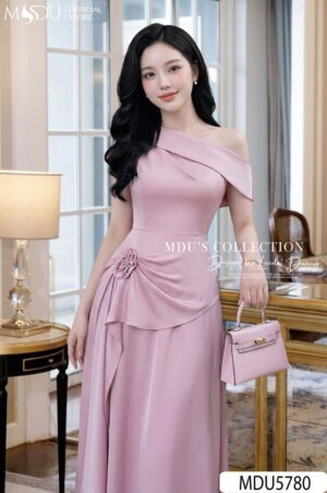 Alternative view of Váy Thiết Kế MDU5780 Lụa Twist Satin Hồng Ép Mùng Dáng Midi Xòe Cổ Lệch Vai Hoa Thủ Công