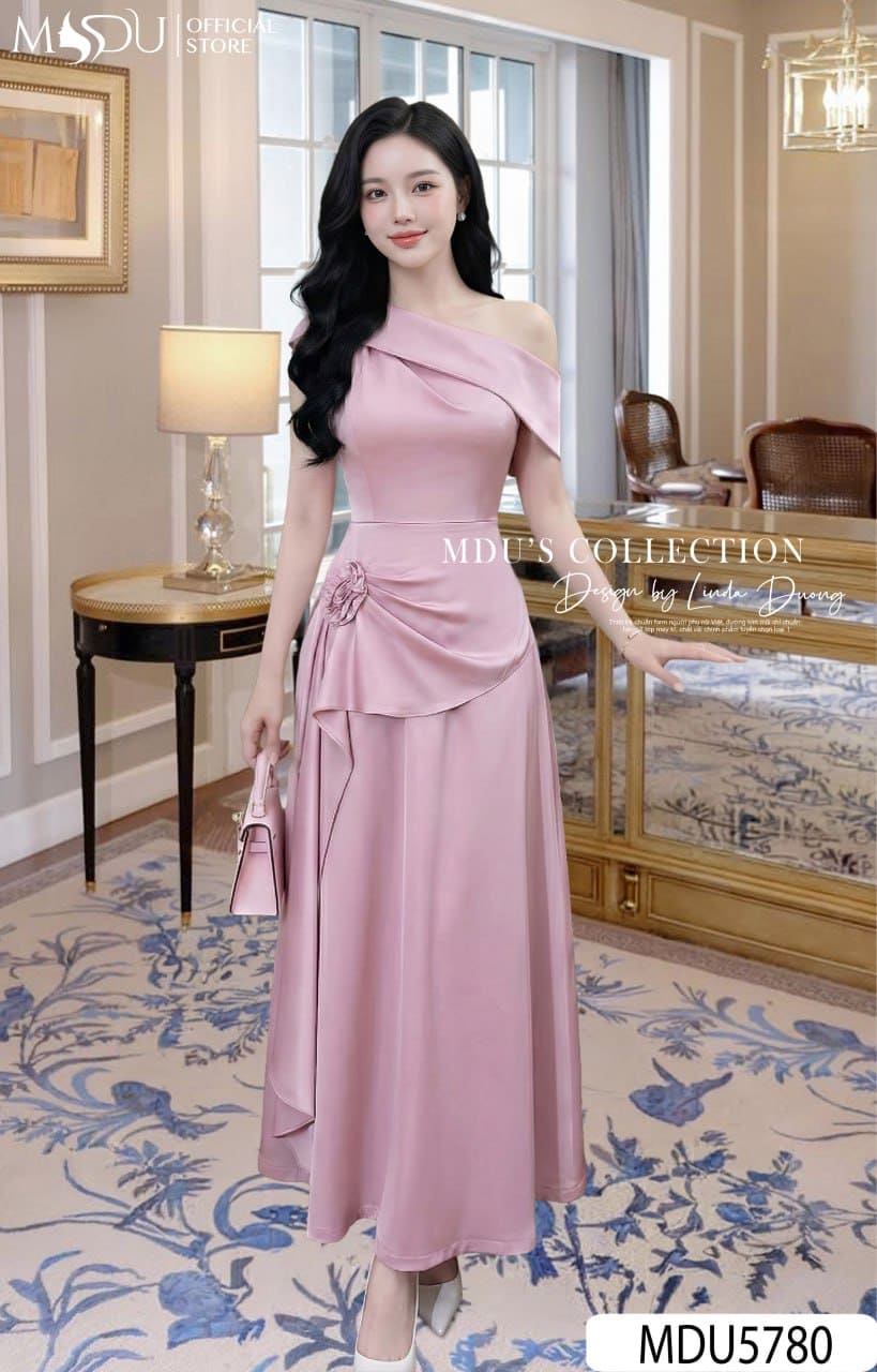 Váy Thiết Kế MDU5780 Lụa Twist Satin Hồng Ép Mùng Dáng Midi Xòe Cổ Lệch Vai Hoa Thủ Công