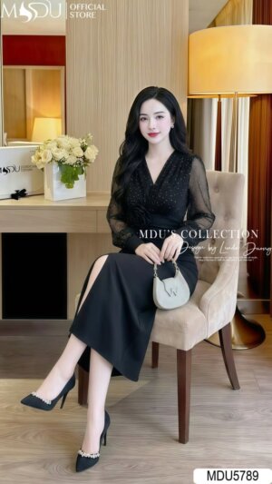 Alternative view of Váy Thiết Kế MDU5789 Đen Xleo Hàn Dáng Ôm Xẻ Tà Phối Tơ Nhăn Draping Hoa Thủ Công