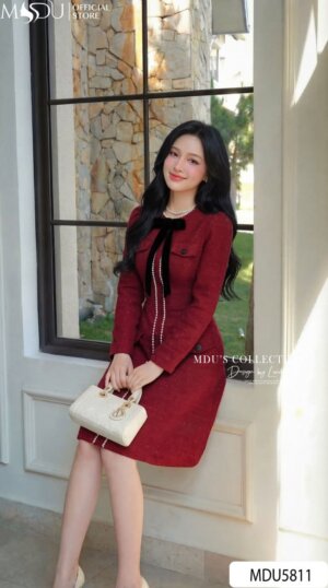Alternative view of Váy Thiết Kế MDU5811 Dạ Tweed Kim Sa Đỏ Đô Ép Mùng Nơ Nhung Cổ Thanh Lịch