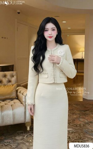 Alternative view of Set Thiết Kế MDU5836 Dạ Tweed Kem Áo Khoác Đính Ngọc Hoa Cài Chân Váy Midi Xẻ Tà Thanh Lịch