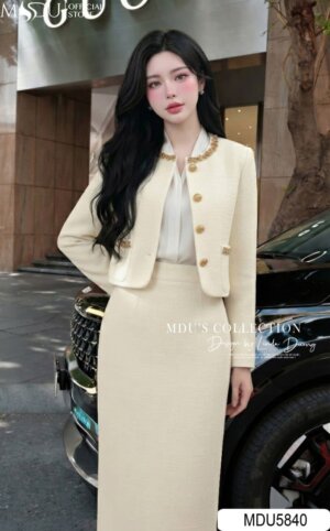 Alternative view of Set Thiết Kế MDU5840 Dạ Tweed Kem Áo Khoác Ngắn Đính Ngọc Chân Váy Midi Xẻ Tà Thanh Lịch
