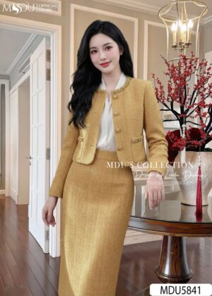 Alternative view of Set Thiết Kế MDU5841 Dạ Tweed Vàng Áo Khoác Ngắn Đính Ngọc Chân Váy Midi Xẻ Tà Thanh Lịch