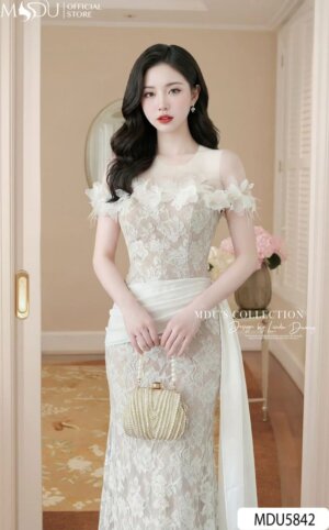 Alternative view of Váy Thiết Kế MDU5842 Ren Nổi Kem Trễ Vai Dây Hoa Đính Tà Tơ Óng Thướt Tha