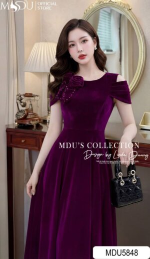 Alternative view of Váy Thiết Kế MDU5848 Nhung Hàn Đỏ Ánh Tím Dáng Xòe Midi Hoa Vai Đính Đá Sang Trọng