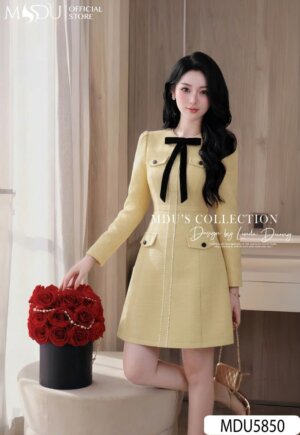 Alternative view of Váy Thiết Kế MDU5850 Dạ Tweed Kim Sa Vàng Nhạt Dáng Trên Gối Nơ Nhung Cổ Điển Thanh Lịch