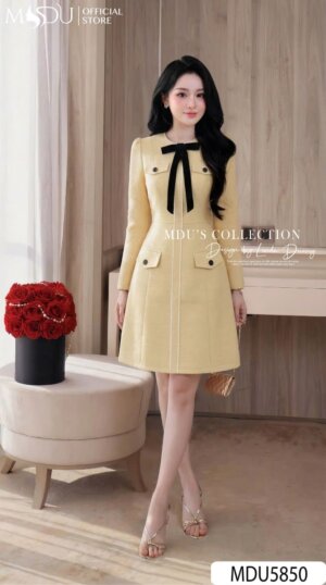Váy Thiết Kế MDU5850 Dạ Tweed Kim Sa Vàng Nhạt Dáng Trên Gối Nơ Nhung Cổ Điển Thanh Lịch
