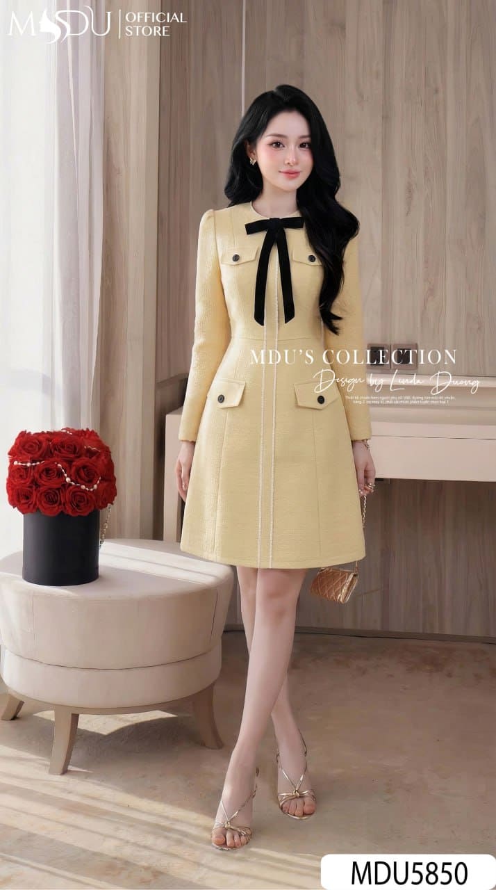 Váy Thiết Kế MDU5850 Dạ Tweed Kim Sa Vàng Nhạt Dáng Trên Gối Nơ Nhung Cổ Điển Thanh Lịch