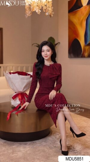 Alternative view of Váy Thiết Kế MDU5851 Nhũ Dệt Kim Sa Đỏ Đô Dáng Ôm Midi Cổ Đá Đính Vai Bồng Quyến Rũ