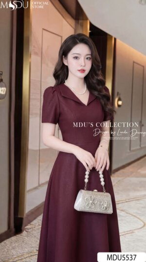 Alternative view of Váy Thiết Kế MDU5537 Lụa Vân Đỏ Đô Trầm Ấm, Thanh Lịch Và Đầy Cuốn Hút