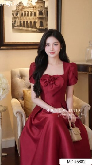 Alternative view of Váy Thiết Kế MDU5882 Lụa Twist Satin Đỏ Đô Quý Phái, Sang Trọng Và Đầy Nữ Tính