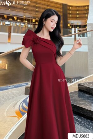Alternative view of Váy Thiết Kế MDU5883 Lụa Twist Satin Đỏ Đô Quyền Lực, Sang Trọng Và Kiêu Sa