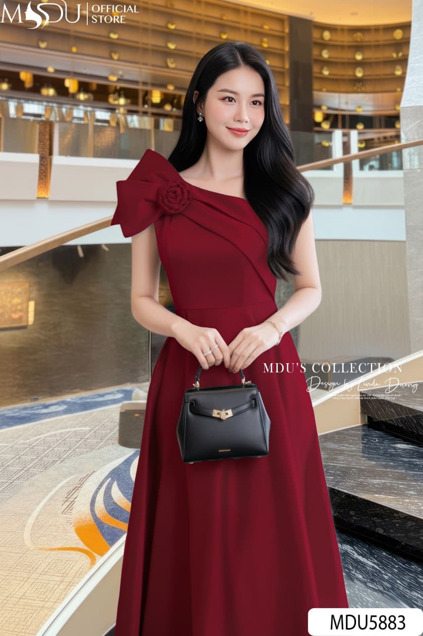 Váy Thiết Kế MDU5883 Lụa Twist Satin Đỏ Đô Quyền Lực, Sang Trọng Và Kiêu Sa 6 Váy Thiết Kế MDU5883 Lụa Twist Satin Đỏ Đô Quyền Lực, Sang Trọng Và Kiêu Sa - Ảnh 4