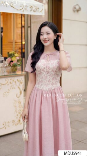 Alternative view of Váy Thiết Kế MDU5941 Tơ Nhăn Nhật Dáng Xòe Thanh Lịch Phối Ren Nổi Cổ Buộc Dịu Dàng