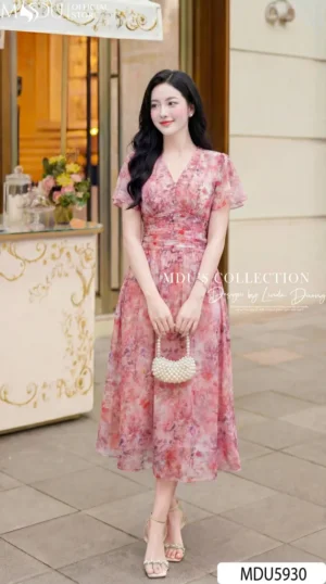 Alternative view of Váy Thiết Kế MDU5930 Hồng Họa Tiết Rực Rỡ, Nữ Tính Và Bay Bổng Đầy Cuốn Hút