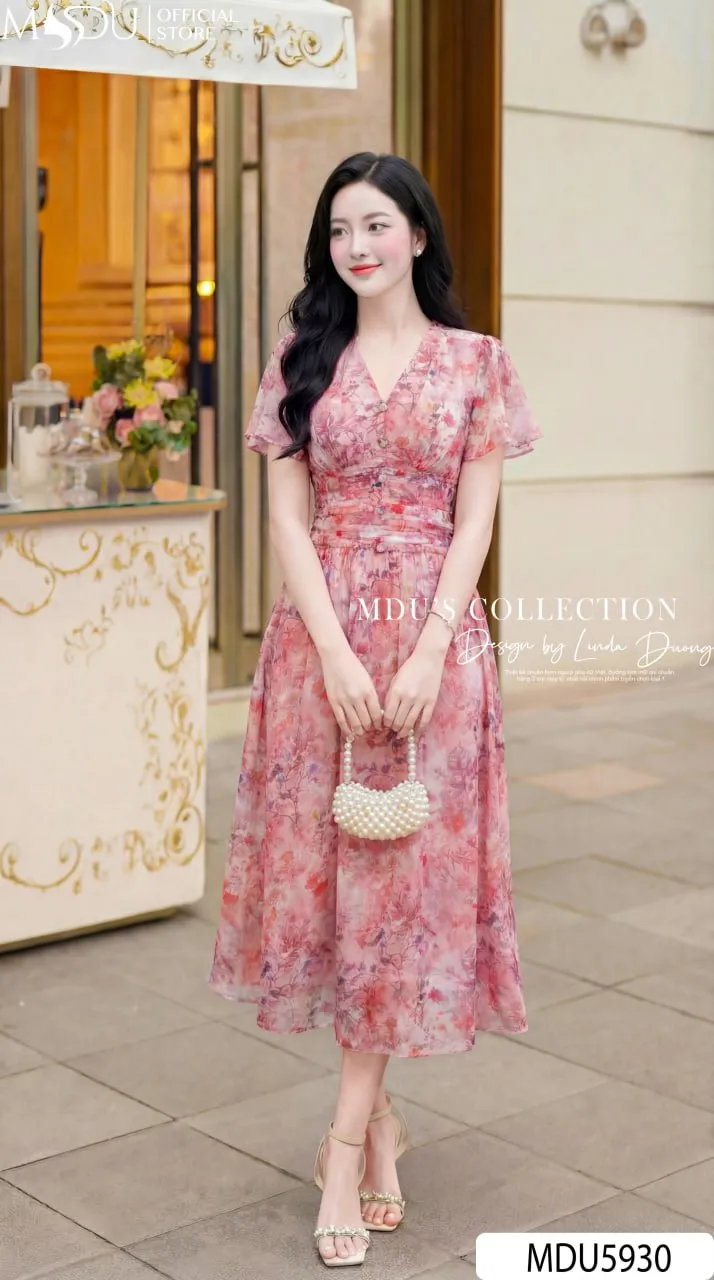 Váy Thiết Kế MDU5930 Hồng Họa Tiết Rực Rỡ, Nữ Tính Và Bay Bổng Đầy Cuốn Hút 3 Váy Thiết Kế MDU5930 Hồng Họa Tiết Rực Rỡ, Nữ Tính Và Bay Bổng Đầy Cuốn Hút - Ảnh 2