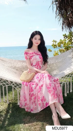 Alternative view of Váy Thiết Kế MDU5977 Tơ Óng Hàn Hồng Họa Tiết Ngọt Ngào, Bay Bổng Và Duyên Dáng