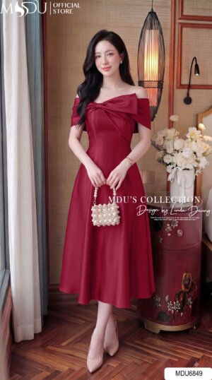 Alternative view of VÁY THIẾT KẾ MDU6849 – LỤA TWIST SATIN ĐỎ RƯỢU VANG TRỄ VAI ĐÍNH NƠ QUYẾN RŨ