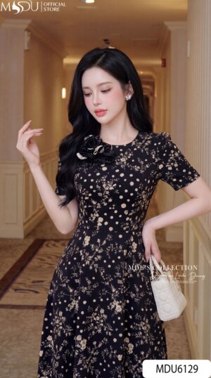 Alternative view of Váy Thiết Kế MDU6129 – Lụa Viscose Đen Họa Tiết, Hoa Thủ Công Đính Cổ Sang Trọng