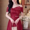 VÁY THIẾT KẾ MDU6849 – LỤA TWIST SATIN ĐỎ RƯỢU VANG TRỄ VAI ĐÍNH NƠ QUYẾN RŨ 11 3 2 Mdu Fashion