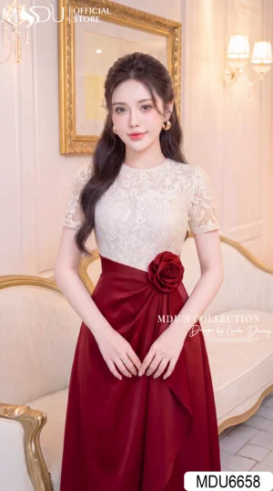 Alternative view of Váy Thiết Kế MDU6658 – Ren Hoa Kem Phối Twist Satin Đỏ Đô, Hoa Cuốn Thủ Công Sang Trọng