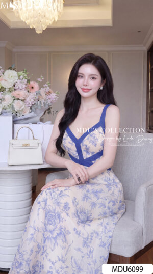 Alternative view of Váy Thiết Kế MDU6099 – Mango Ý Xanh Họa Tiết, Phối Twist Satin 2 Dây Cổ V Quyến Rũ
