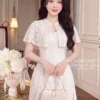 Váy Thiết Kế MDU6589 – Ren Hoa Nổi Kem, Choàng Vai Cánh Tiên Rời Thanh Lịch 8 4 11zon 1 Mdu Fashion