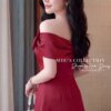 VÁY THIẾT KẾ MDU6849 – LỤA TWIST SATIN ĐỎ RƯỢU VANG TRỄ VAI ĐÍNH NƠ QUYẾN RŨ 13 5 2 Mdu Fashion