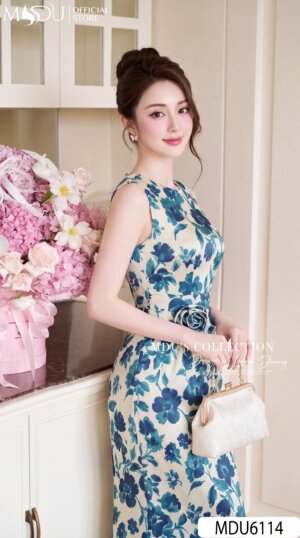 Alternative view of Váy Thiết Kế MDU6114 – Lụa Satin Hoa Xanh Phối Xanh Lá, Nhún Eo Lệch Đính Hoa Thủ Công
