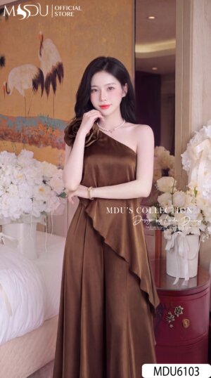Alternative view of Set Thiết Kế MDU6103 – Lụa Ngọc Trai Nâu Chocolate, Áo Lệch Vai Phối Quần Dài Sang Trọng
