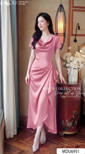 Alternative view of VÁY THIẾT KẾ MDU6951 – LỤA TWIST SATIN HỒNG PHẤN, XẾP LY TÔN DÁNG NỮ TÍNH