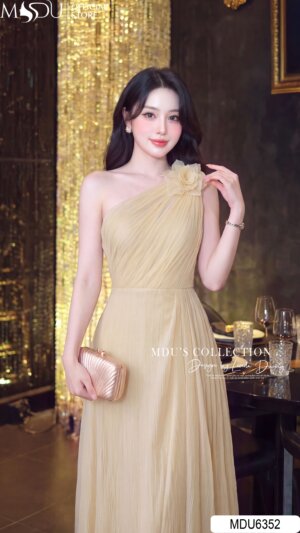 Alternative view of VÁY THIẾT KẾ MDU6352 – TƠ VÂN HÀN GAM KEM, CHÉO VAI LỆCH ĐÍNH HOA THỦ CÔNG