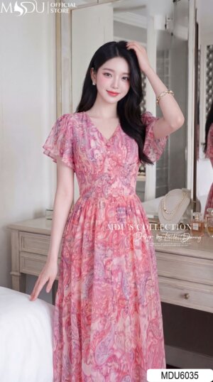 Alternative view of Váy Thiết Kế MDU6035 – Tơ Hàn Hồng Họa Tiết, Tùng Phân Tầng Bay Bổng