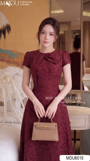 Alternative view of Váy Thiết Kế MDU6015 – Gấm Vân Nổi Đỏ Đô, Cổ Phối Nơ Đính Liền Duyên Dáng