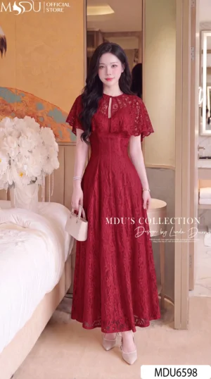 Alternative view of Váy Thiết Kế MDU6598 – Ren Hoa Nổi Đỏ Đô, Choàng Vai Cánh Tiên Rời Sang Trọng