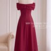 VÁY THIẾT KẾ MDU6849 – LỤA TWIST SATIN ĐỎ RƯỢU VANG TRỄ VAI ĐÍNH NƠ QUYẾN RŨ 15 Create back view of dress 4K 20260921091843 Mdu Fashion