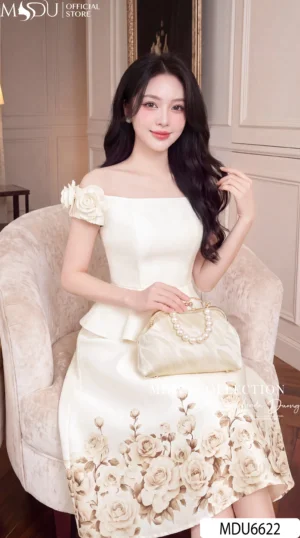 Alternative view of Váy Thiết Kế MDU6622 – Twist Satin Be Trễ Vai, Peplum Phối Hoa 3D Sang Trọng